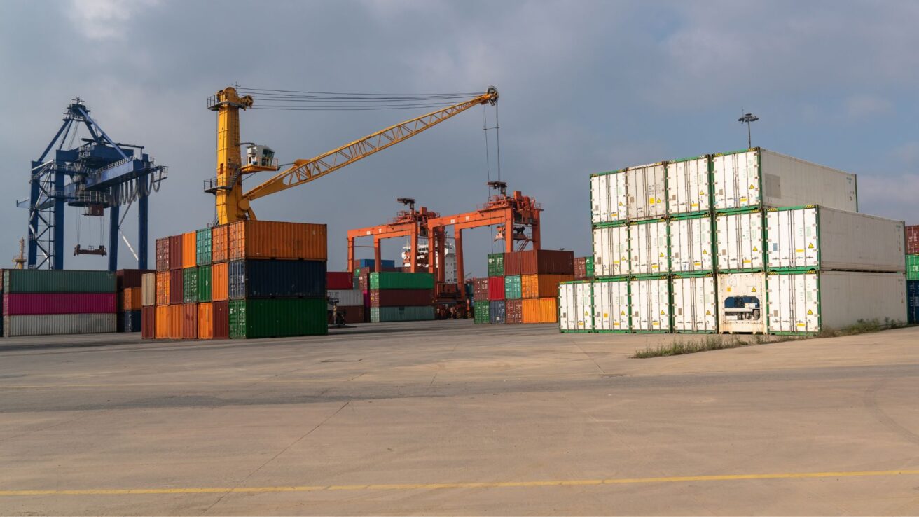 Containers at the port, waiting for Drayage Providers